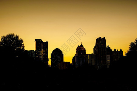 亚特兰大市中心天际从日落时的公园上轮廓办室地标图片