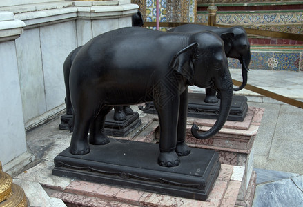 红色的黑石象在泰国的寺庙里运气垃圾摇滚图片