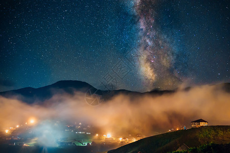 乳白色格鲁吉亚古里Bakhmaro美丽星空的惊人银河系宇宙图片