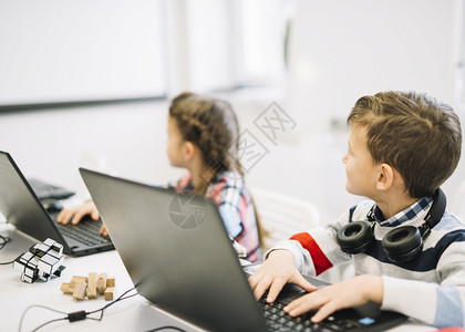 儿童坐在笔记本电脑上看黑板背部钥匙同班学图片