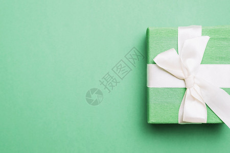 展示带白丝的包着生日礼物绿背景正方形周年纪念日图片