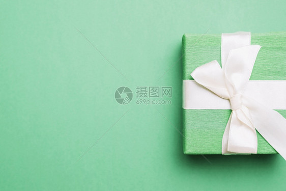 展示带白丝的包着生日礼物绿背景正方形周年纪念日图片