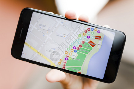 入口手持带GPS导航的智能手机人指运输图片