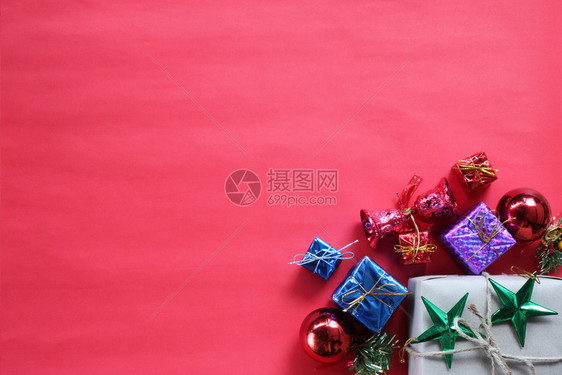 概念礼品箱和圣诞节装饰Top视图并有供设计使用的复制空间球红色的装饰品顶部图片
