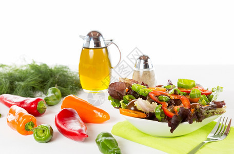莴苣希腊语盘子地中海沙拉配有新鲜天然成份和非常健康的新鲜天然成分图片