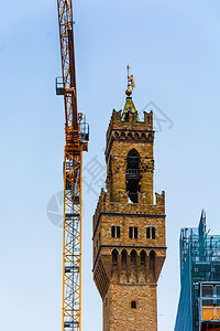广场城堡建筑学著名的PalazzoVecchio塔靠近一个起重架脚手图片