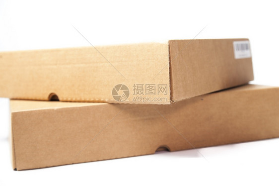 层邮件拍摄室的白色孤立背景图片照上的布朗纸覆盖面包装图片