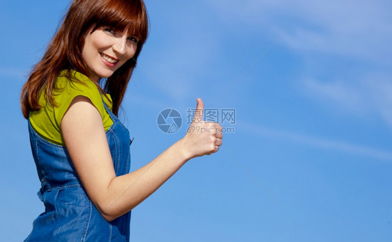 太阳夏天自由一个快乐美丽的女人肖像在蓝天上举起拇指图片
