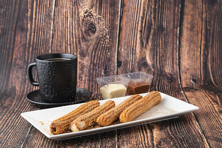 木制桌上配有巧克力酱的热辣酸奶油文化卡路里木制的图片