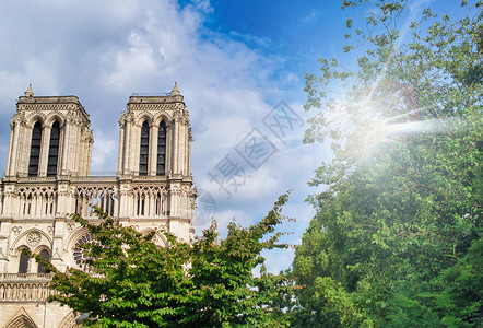 欧洲的蓝色圣母院外墙面被树木和蓝天所蒙上法国巴黎欧洲图片