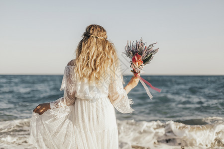 海边的新娘背影图片