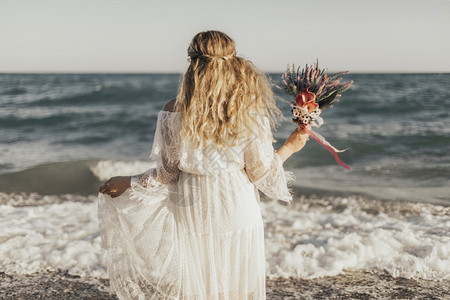 站在海边的新娘背影图片
