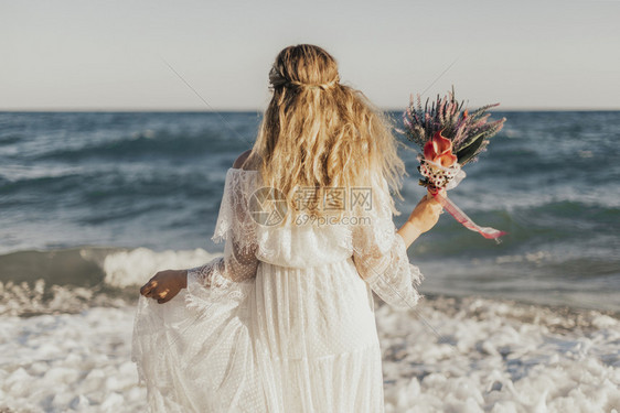 站在海边的新娘图片