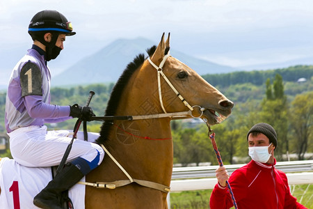 骑师俄罗斯皮亚季戈尔克20年5月1日俄罗斯北高加索皮亚季戈尔斯克赛马场比季开幕奖马前跑步水平的图片