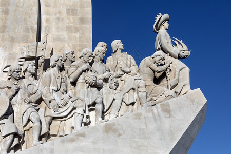 目的地葡萄牙里斯本发现者纪念碑葡萄牙里斯本塔古河口北岸的一座纪念碑位于圣玛丽亚德贝伦公教区的塔古斯河口北岸位于离船前往印度和东方图片