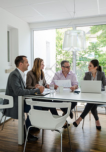 坐着讨论女4名男商人参加一个美丽的环境会议可能是一家创办公司可能是一个新开办公司图片
