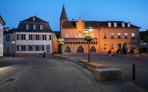 户外吸引力BadSobernheim市场广全景德国蓝色时段的市政厅和旧药店旅行图片