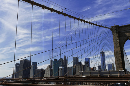 纽约市具有历史意义的布鲁克林大桥在海洋上的景象天际线河曼哈顿图片