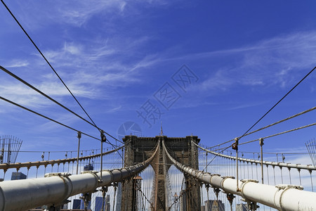 美国人高的纽约市具有历史意义的布鲁克林大桥在海洋上的景象图片