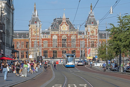 受欢迎的达姆拉克火车201年9月日从阿姆斯特丹到达布拉克与荷兰中央车站相接合的城市风景图片