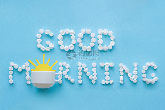 白色的早上好棉花糖和咖啡杯的早安黄色太阳照着蓝背景的黄阳升起唤醒早熟的图片