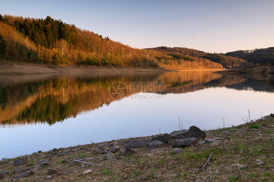 Dhunn水库的全景象德国伯吉斯州Dhunn水库植物公平的威斯特伐利亚图片