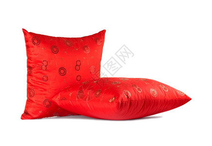 2个红色装饰枕头白上隔离的图案纺织品珠子圆圈图片