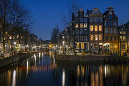 夜间从荷兰阿姆斯特丹到荷兰的城市风景老文化建筑物图片