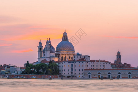 礼城市日落时在威尼斯的圣玛丽亚教堂夜晚图片