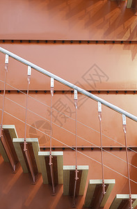 Wooden楼梯和红色金属工业大楼内一个梯的详情建筑艺术里面城市的图片