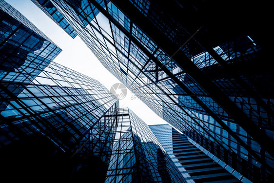 商业的低角度城市摩天大楼的低角视图摩天大楼的低角视图图片