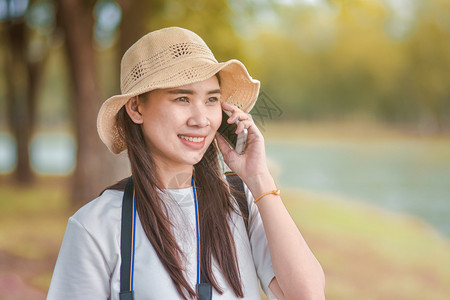 女士拥有移动智能电话的美女郎丽称呼图片