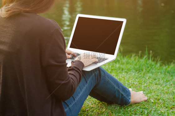 空白的妇女在户外使用空白笔记本电脑年轻的工作图片