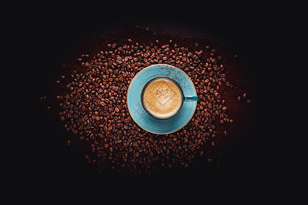 芳香一种豆子咖啡上铺满了的杯子中新鲜酿制的咖啡红花图片