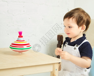 衬衫小男孩在桌子上玩杂念游戏幸福人类图片