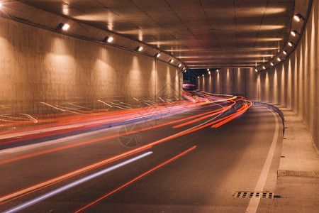 接触势头黑暗的高速公路上模糊的尾灯和交通图片