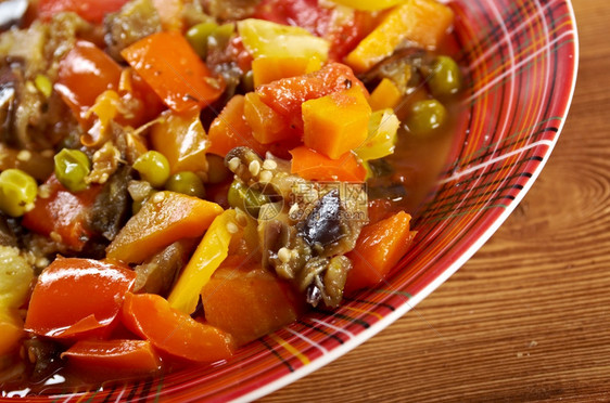 一顿饭煮熟的保加利亚和罗马蔬菜乡村炖gyuvech农舍厨房营养图片