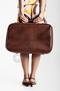 包美丽的时装女佳人假扮一个旧式手提箱工作室身体图片