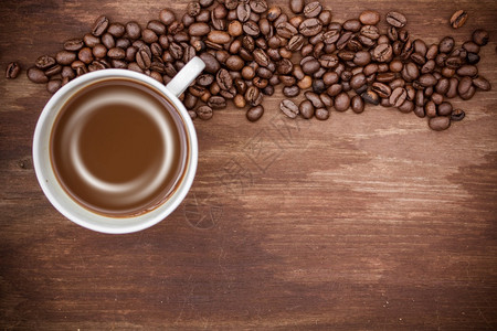 黑咖啡和咖啡豆图片