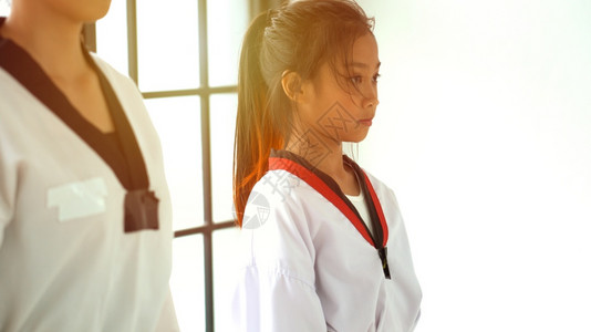 朝鲜武术师傅教泰拳道女老师男白色的力量图片