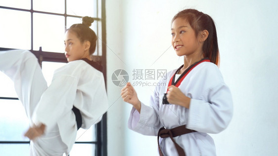 夏天空手道踢朝鲜武术师傅教泰拳道女老师图片