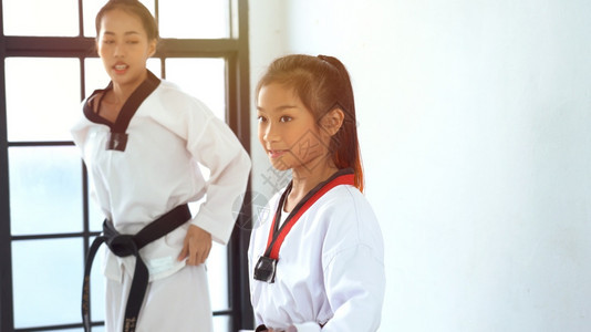 锻炼制服韩国朝鲜武术师傅教泰拳道女老师图片