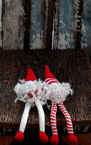 木制的庆祝冬季节概念有两个红色的圣诞吉诺梅装饰品一起放松手工制作的玩具编织从缝线穿长帽而出白胡子对装饰节季很可爱喜庆的快乐图片
