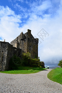 一种小岛旅游通往苏格兰艾琳多南城堡的通道图片