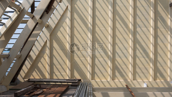 地点线条在房屋建筑工地顶端有材料的白色木制屋顶天窗结构上的阳光和遮面其建筑材料在房屋工地上方装修图片