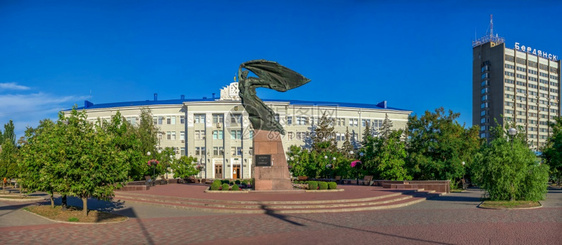乌克兰别尔江斯0723乌克兰别尔江斯市自由战士纪念碑夏日早晨乌克兰别尔江斯自由战士纪念碑健康海图片