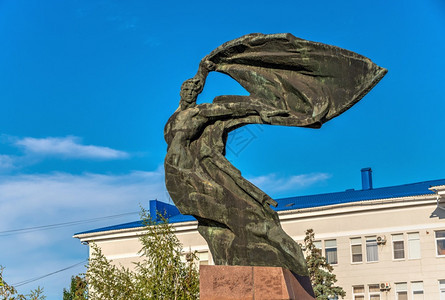 乌克兰别尔江斯0723乌克兰别尔江斯市自由战士纪念碑夏日早晨乌克兰别尔江斯自由战士纪念碑凉亭采取太阳图片