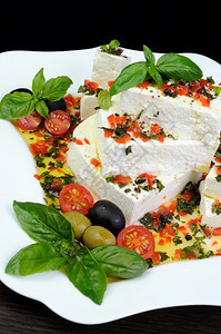 小时罗勒和橄榄樱桃番茄的羊乳酪片起司晚餐图片