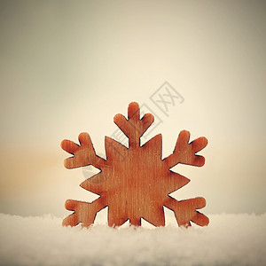 圣诞节背景树装饰美丽的天然木制雪花冬季和节假日有真正的雪地背景问候复古的木头图片