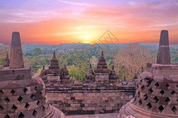 日落时印度尼西亚爪哇岛BorobudurBuddist寺庙卡片佛教徒信仰图片